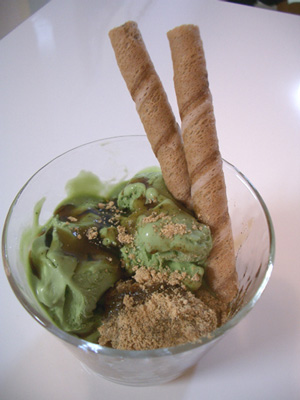 E-4�F���і݂Ɩ����A�C�X�̃p�t�F